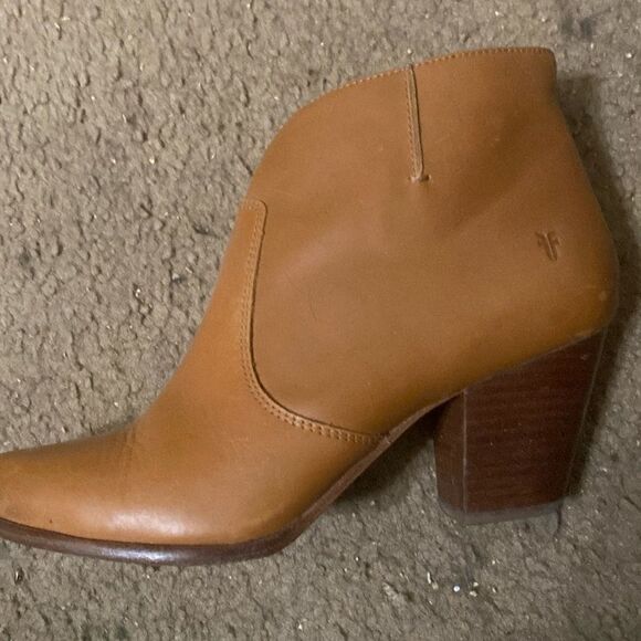 EUC Frye Womens Jennifer Cognac Leather Pointed Toe Zip Up Cute Ankle Bootie - Picture 3 of 10